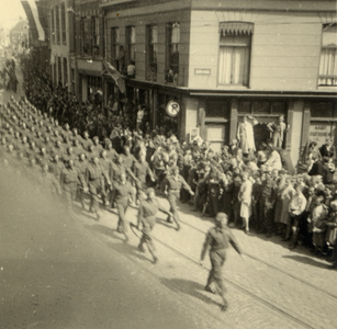 600845 Afbeelding van infanteristen van de 3rd Canadian Infantry Division, in de Voorstraat te Utrecht, tijdens de ...